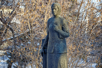 Памятник солдатской матери А. А. Ларионовой